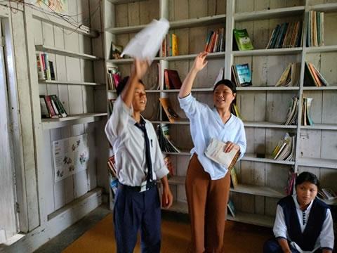Senior volunteer Ms Jeenamsi Ngadong conducts a reading training session for seconday school students at Medo Youth Library. 